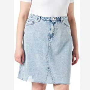 🥳 Vero Moda Curve light blue denim distressed casual skirt